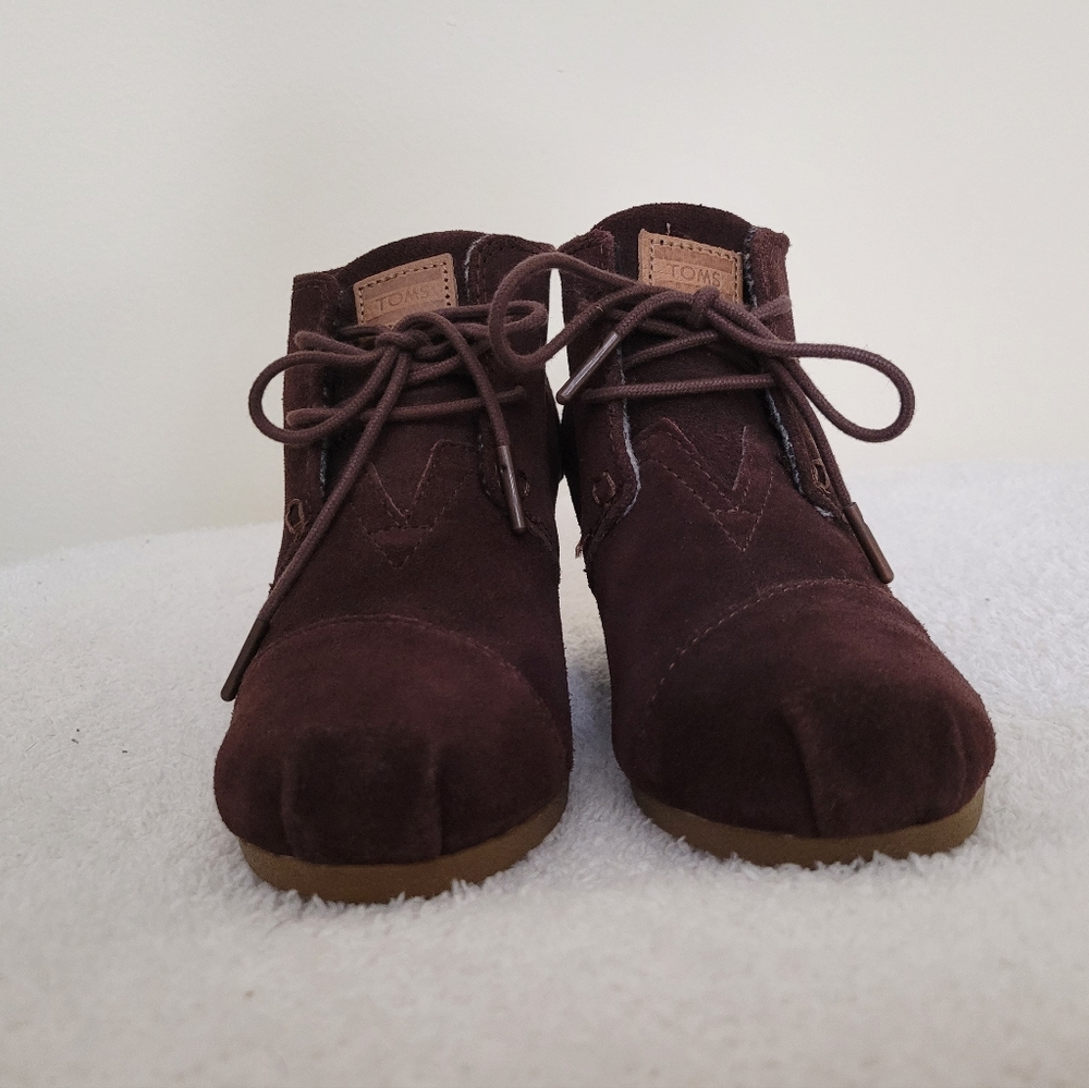 Toms suede lace up booties 5W